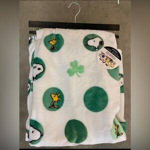 Berkshire Blanket Peanuts Velvetsoft plush throw - Lucky Charm green Dot NEW